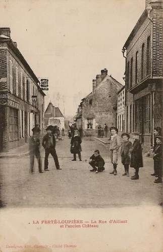 La Fert-Loupire - La Rue d'Aillant et l'ancien Chteau
