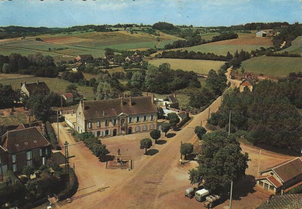 La Fert-Loupire - Vue arienne - Place de la Mairie