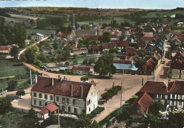 La Fert-Loupire - Vue arienne - Place de la Mairie