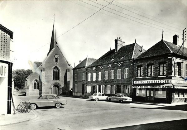 La Fert-Loupire - Place de l'Eglise