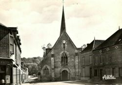 La Fert-Loupire - Place de l'glise