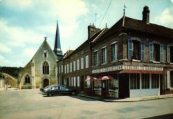 La Fert-Loupire - La Place de l'Eglise et l'Auberge du Grand Cerf